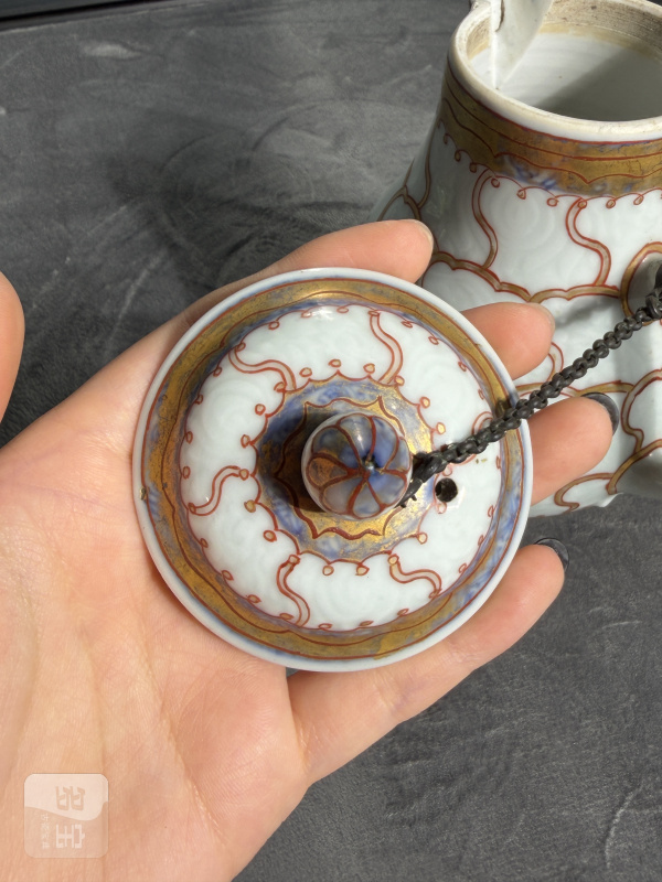 清雍正青花矾红描金花卉纹暗刻缠枝花卉纹奶壶（带铜链） - 图8